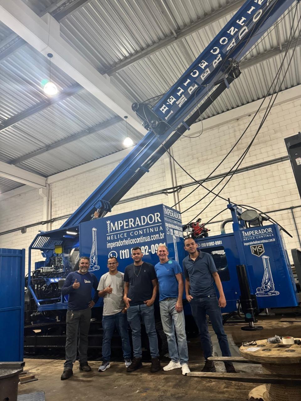 Equipe da Imperador Hélice Contínua junto à perfuratriz