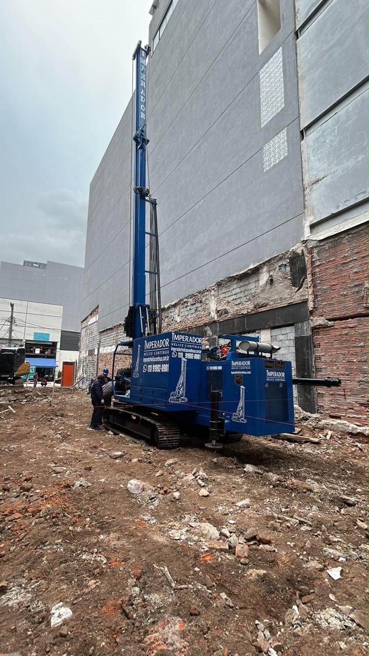 Canteiro de fundações com equipamento da Imperador
